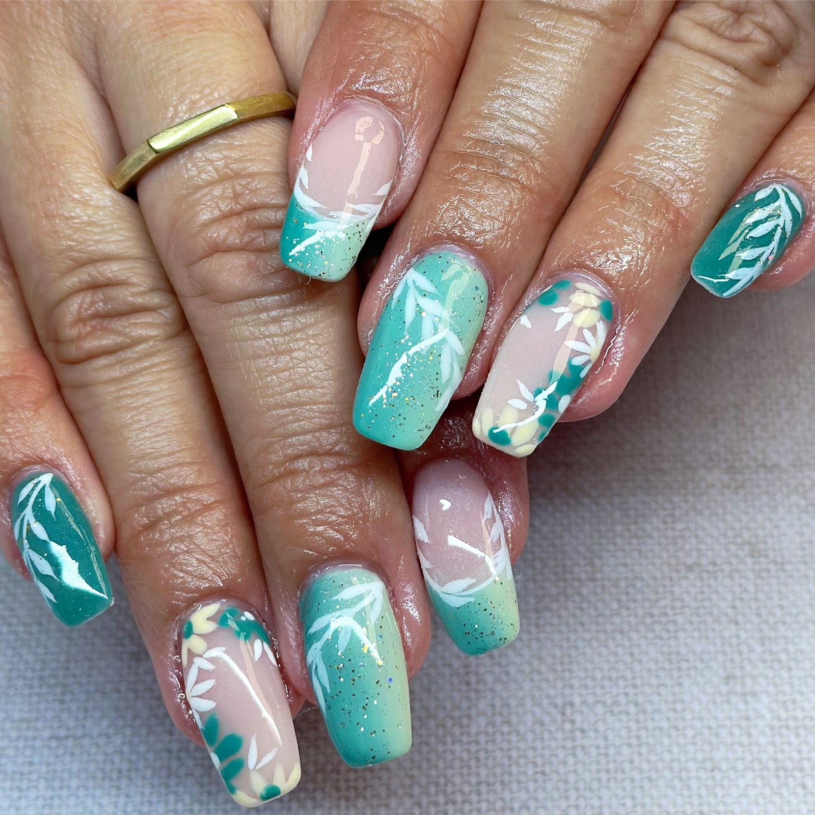 ALLURA NAILS LOUNGE nail photo 6